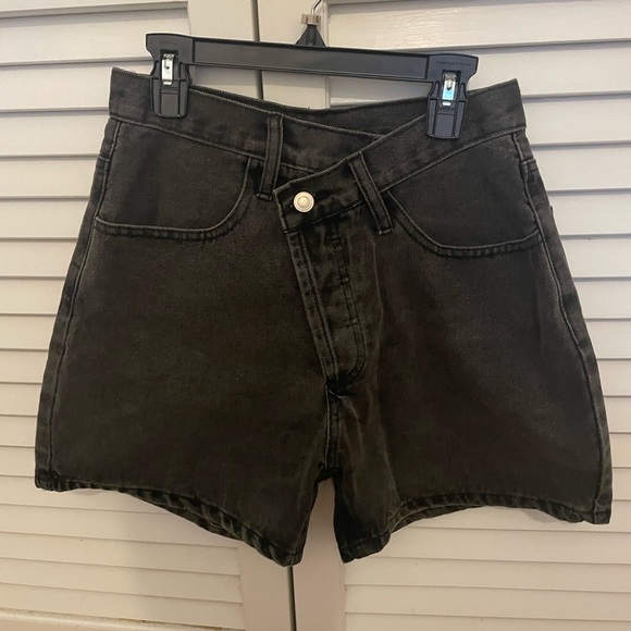 Er Clet High Rise Black Denim Shorts - Picture 1 of 4